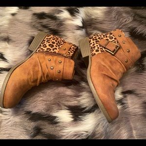 WHITE MOUNTAIN ANKLE BOOTS